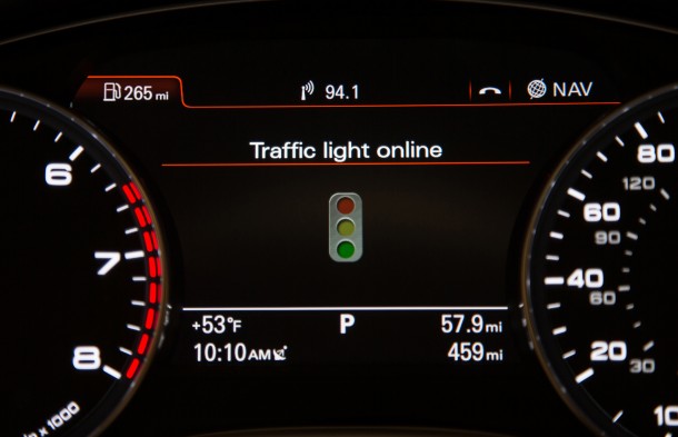 Yeşil Trafik Işığını Arayan Audi